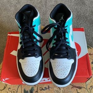 Nike Air Jordan 1 mid top 8.5 in Tropical Twist